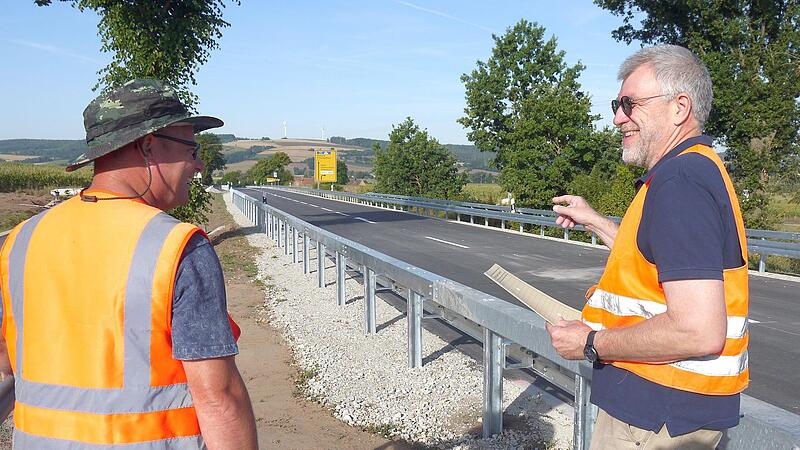 Da lacht der Straßenbauer: Tobias Bayer und Günter Engelhardt sind sehr zufrieden mit dem, was die Baufirma in den den vergangenen vier Wochen bei der Asphaltierung geleistet hat. Da lacht der Straßenbauer: Tobias Bayer und Günter Engelhardt sind sehr zufrieden mit dem, was die Baufirma in den den vergangenen vier Wochen bei der Asphaltierung geleistet hat.