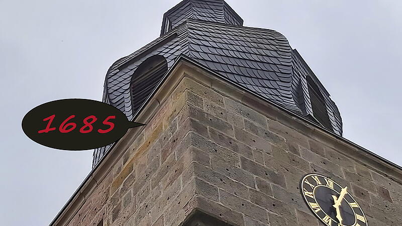 Gut zu erkennen: Die Jahreszahl 1685 am Kirchturm.
