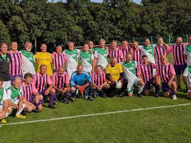 Die wahren Alten Herren und „Legenden“ der Spvgg Greuther-Fürth und der Coburger Turnerschaft nach dem Spiel.