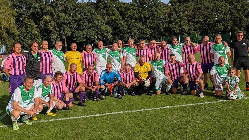 Die wahren Alten Herren und „Legenden“ der Spvgg Greuther-Fürth und der Coburger Turnerschaft nach dem Spiel.