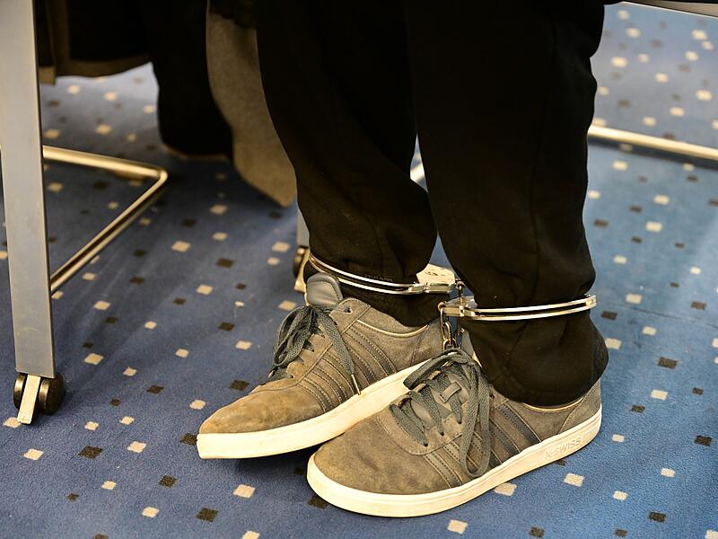 Der Beschuldigte wurde in Fu&szlig;fesseln aus dem Bezirkskrankenhaus Bayreuth gebracht