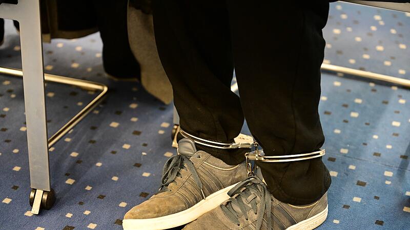 Der Beschuldigte wurde in Fu&szlig;fesseln aus dem Bezirkskrankenhaus Bayreuth gebracht