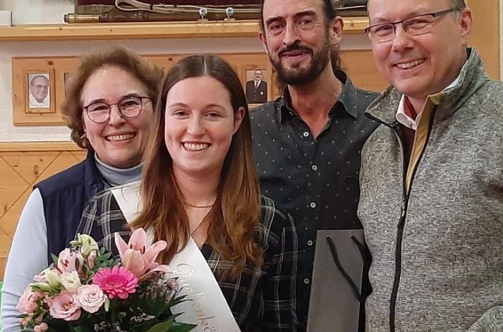 Die neue Quellenkönigin heißt Kathrin Albert. Unser Bild zeigt (von links) Anna Krug (Vorstand Förderverein), Kathrin Albert (Quellenkönigin 2023), Timo Baier (Fürst Rákoczí), Bruno Heynen (Leiter der Veranstaltungsabteilung der Bayerischen  Staat...
