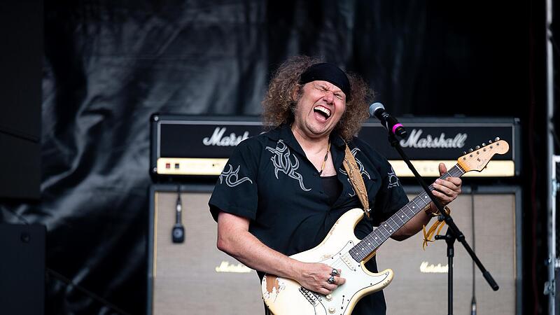 Powertrio: Julian Sas hatte einen ganzen Schrank voll Gitarren mitgebracht.