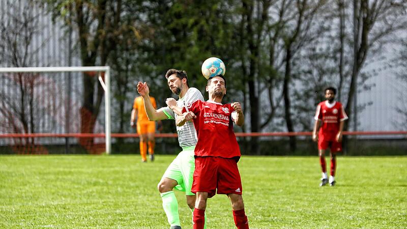 Augen zu und durch: Der Katschenreuther Michael Meisel (links) im Kopfballduell mit dem Blaicher Kapit&auml;n Mario Braunersreuther. Der BSC gewann das Stadtduell mit der Bezirksliga-Reserve am Samstag 2:0.