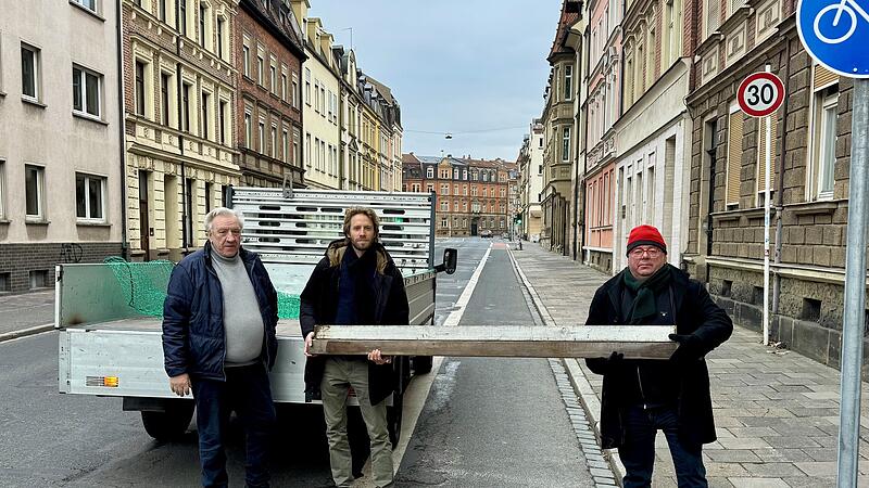Vertreter der SPD-Stadtratsfraktion in der Bamberger Peuntstraße V.l. Glasermeister Peter Süß und seine SPD-Fraktionskollegen Sebastian Niedermayer und Wolfgang Metzner in der Peuntstraße. Hier fällt das Parken für Handwerker schwer.