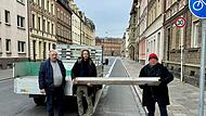 V.l. Glasermeister Peter Süß und seine SPD-Fraktionskollegen Sebastian Niedermayer und Wolfgang Metzner in der Peuntstraße. Hier fällt das Parken für Handwerker schwer.