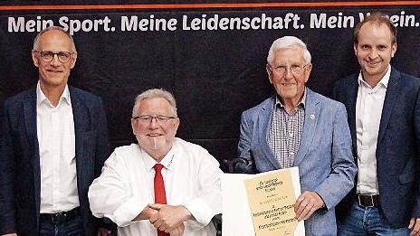 Diese Mitglieder wurden für viele Jahre im Ehrenamt ausgezeichnet: von links Thomas Mehn (25 Jahre), Dieter Bausewein und Reinhold Zwirlein (beide 50 Jahre) sowie der Vorsitzende für Öffentlichkeitsarbeit Sebastian Dees. Diese Mitglieder wurden für viele Jahre im Ehrenamt ausgezeichnet: von links Thomas Mehn (25 Jahre), Dieter Bausewein und Reinhold Zwirlein (beide 50 Jahre) sowie der Vorsitzende für Öffentlichkeitsarbeit Sebastian Dees.