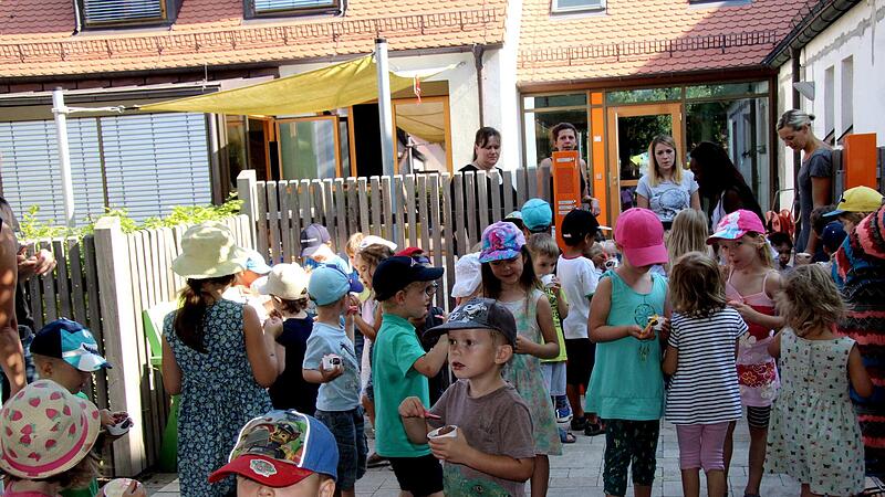 In der Herzogenauracher Kinderbetreuung herrscht Hochbetrieb. Unser Foto entstand im Familienzentrum Martin-Luther, als es „Eis satt“ für die Kinder gab. In der Herzogenauracher Kinderbetreuung herrscht Hochbetrieb. Unser Foto entstand im Familienzentrum Martin-Luther, als es „Eis satt“ für die Kinder gab.