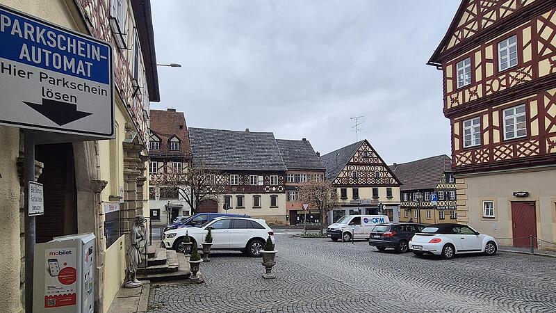 Hier d&uuml;rfen E-Autofahrer (mit E-Kennzeichen oder blauer Plakette) bald kostenlos Parken. Das wurde vom Land Bayern so beschlossen und muss nun umgesetzt werden. Doch die Regelung ist kompliziert.