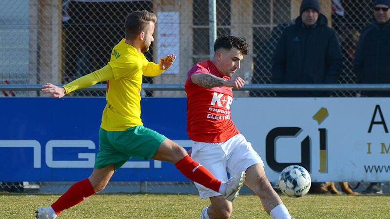 Timo Slawik (l.) und die DJK Don Bosco Bamberg mussten sich beim ASV Cham mit einem 0:0-Remis begnügen. Timo Slawik (l.) und die DJK Don Bosco Bamberg mussten sich beim ASV Cham mit einem 0:0-Remis begnügen.