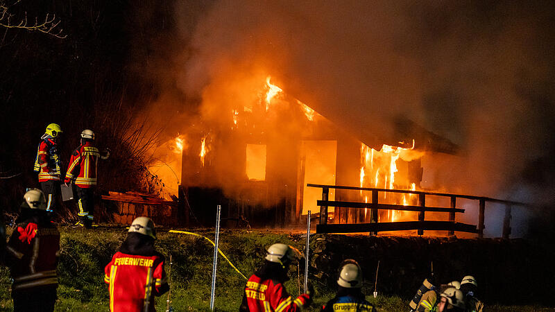 Eine Waldh&uuml;tte nahe dem Pretzfelder Keller wurde ein Raub der Flammen.