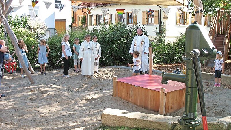 Der neue Spielplatz in Birkach wurde jetzt feierlich gesegnet. Die Ortsgemeinschaft steuerte viel Eigenleistung bei.