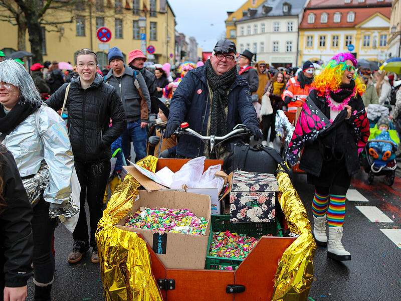 FaschingszugTausende Besucher beim gro&szlig;en Faschingsumzug in Bamberg