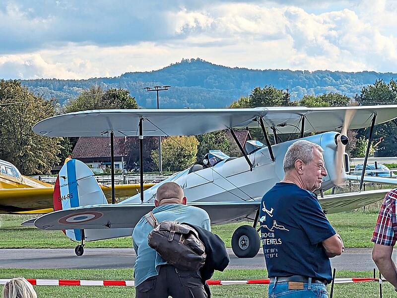 Der Tag der offenen Tür des Aero Clubs lockte viele Besucher auf den Lichtenfelser Flugplatz.Aero Club Lichtenfels Der Tag der offenen Tür des Aero Clubs lockte viele Besucher auf den Lichtenfelser Flugplatz.Aero Club Lichtenfels