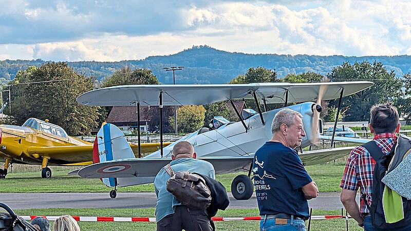 Der Tag der offenen Tür des Aero Clubs lockte viele Besucher auf den Lichtenfelser Flugplatz.Aero Club Lichtenfels Der Tag der offenen Tür des Aero Clubs lockte viele Besucher auf den Lichtenfelser Flugplatz.Aero Club Lichtenfels
