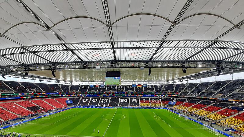In der Frankfurter Arena sind erst wenige Besucher. Die Fahnen für die Choreo vor dem Deutschland-Spiel stecken schon an ihren Plätzen. In der Frankfurter Arena sind erst wenige Besucher. Die Fahnen für die Choreo vor dem Deutschland-Spiel stecken schon an ihren Plätzen.