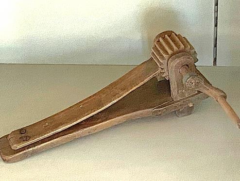 H&ouml;lzerne &bdquo;Ratsche&ldquo;, das Klappern der Ministranten ersetzt vom Gr&uuml;ndonnerstag bis Ostersamstag (Auferstehungsfeier) das Glockengel&auml;ute, mit welchem der Gottesdienst, die Andachten oder &auml;hnliches angek&uuml;ndigt werden.