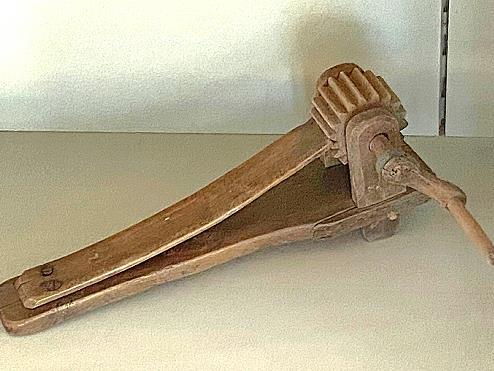 H&ouml;lzerne &bdquo;Ratsche&ldquo;, das Klappern der Ministranten ersetzt vom Gr&uuml;ndonnerstag bis Ostersamstag (Auferstehungsfeier) das Glockengel&auml;ute, mit welchem der Gottesdienst, die Andachten oder &auml;hnliches angek&uuml;ndigt werden.