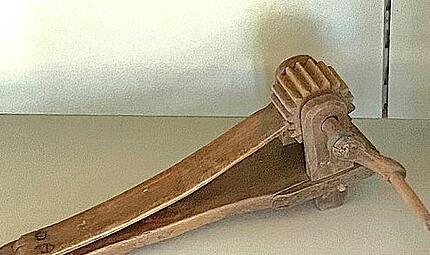 Hölzerne „Ratsche“, das Klappern der Ministranten ersetzt vom Gründonnerstag bis Ostersamstag (Auferstehungsfeier) das Glockengeläute, mit welchem der Gottesdienst, die Andachten oder ähnliches angekündigt werden. Hölzerne „Ratsche“, das Klappern der Ministranten ersetzt vom Gründonnerstag bis Ostersamstag (Auferstehungsfeier) das Glockengeläute, mit welchem der Gottesdienst, die Andachten oder ähnliches angekündigt werden.