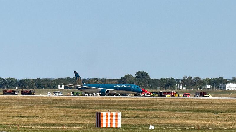 Flugzeug kehrt nach Start am Münchner Flughafen um Flugzeug kehrt nach Start am Münchner Flughafen um