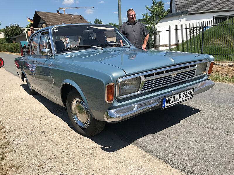 1000 Jahre Ailsbach: Die Oldtimer gl&auml;nzten und tuckerten um die Wette