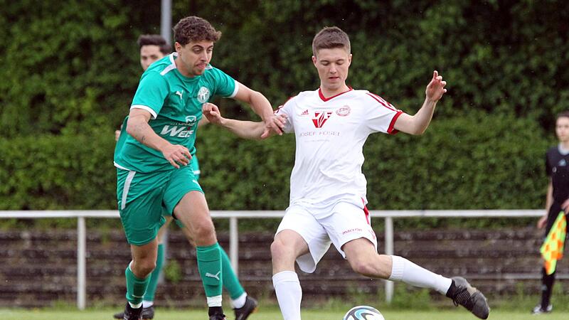 F&uuml;r den SV Memmelsdorf um Timo Gittel (r.) kann der Punktgewinn gegen den TSV Neudrossenfeld noch Gold wert sein.
