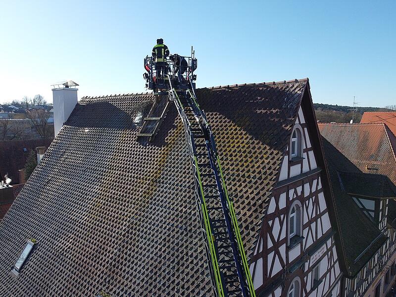 Die Feuerwehr in Herzogenaurach hat ein Storchennest ausgemistet.