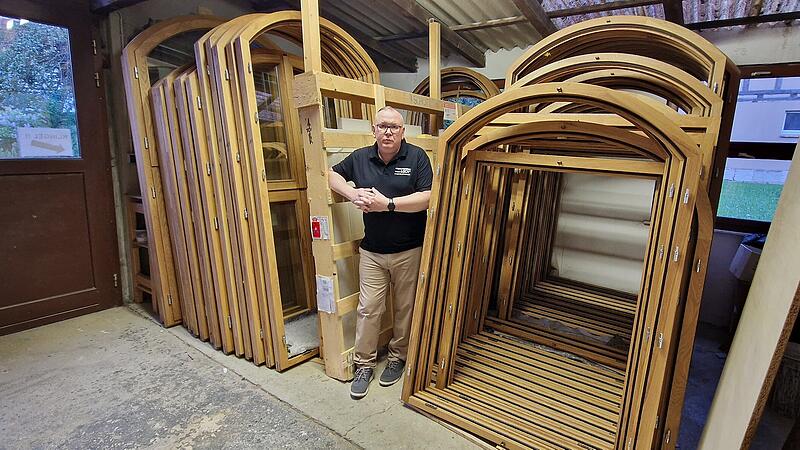 Tischlermeister Thomas Loch vor den vielen Fenstern, die f&uuml;r die Generalsanierung des Rathauses Schloss Geyersw&ouml;rth produziert hat - und immer noch nicht einbauen darf.