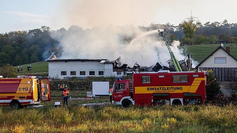 Der Tatort, an dem 1993 Sabine B. getötet wurde, ist 2022 durch ein Feuer fast völlig zerstört worden. Nun machte sich das Gericht selbst vor Ort ein Bild davon.