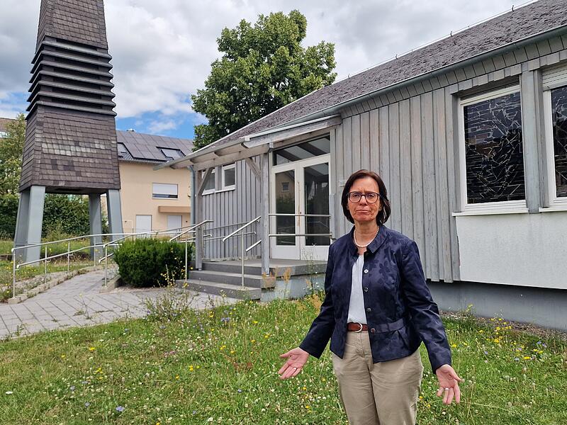 Jacqueline Barraud-Volk vor der Friedenskirche. Der Schmerz &uuml;ber den Verlust steht ihr ins Gesicht geschrieben. Am 13. September nimmt die Gemeinde hier Abschied.