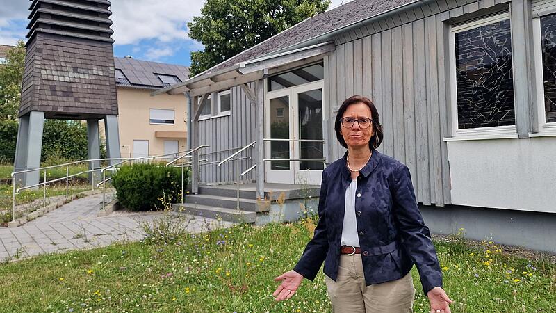 Jacqueline Barraud-Volk vor der Friedenskirche. Der Schmerz &uuml;ber den Verlust steht ihr ins Gesicht geschrieben. Am 13. September nimmt die Gemeinde hier Abschied.
