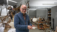 Christoph Unger im Keller bei den Sammlungen des Naturkundemuseums.