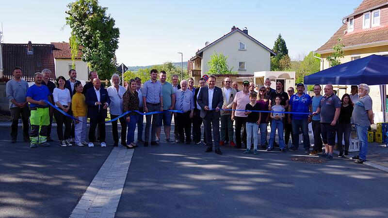 B&uuml;rgermeister Bernd Rebhan (vorne Mitte) gab den komplett sanierten Melanger endg&uuml;ltig f&uuml;r den Verkehr freic.