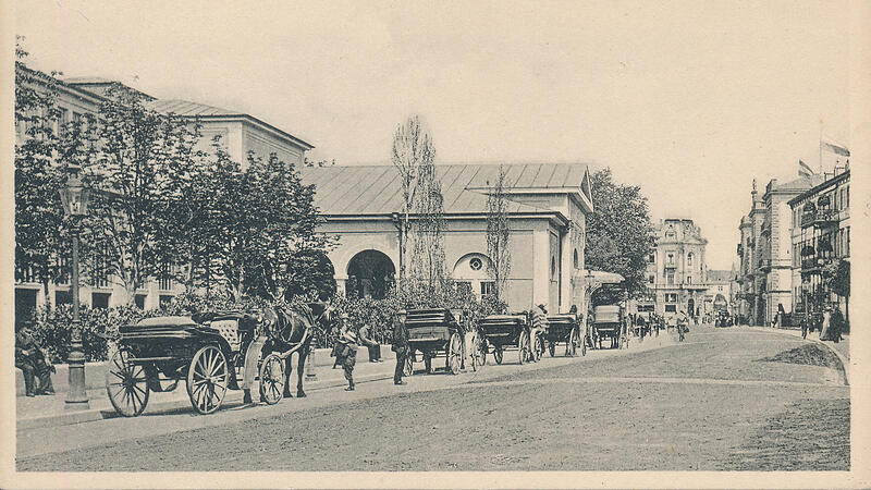 Droschken stehen entlang der Wandelhalle in der Kurhausstra&szlig;e und Warten auf Kundschaft.