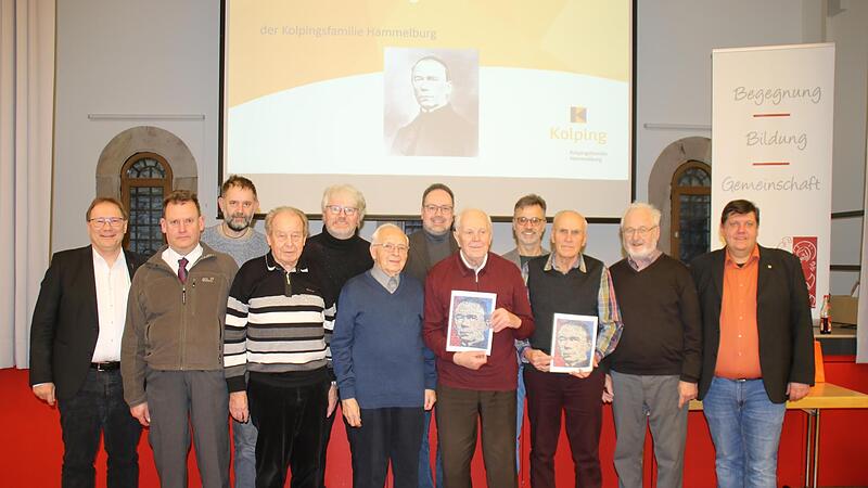 Auf dem Bild sind (v. l.) Pfarrer Thomas Eschenbacher, Matthias Schlereth, Karl-August Schlereth, Heinz Ziegler, Peter Uebel, Edgar Heidelmeier, Martin Panhans, Josef Marterstock, Michael Krapf, Erich Ohmert, Gerhard Becker und Vorsitzender Markus...