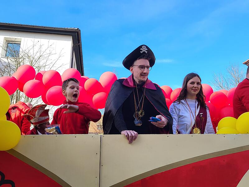 Viel los war am Faschingsdienstag, 4. März 2025, beim Faschingszug in Bad Brückenau.