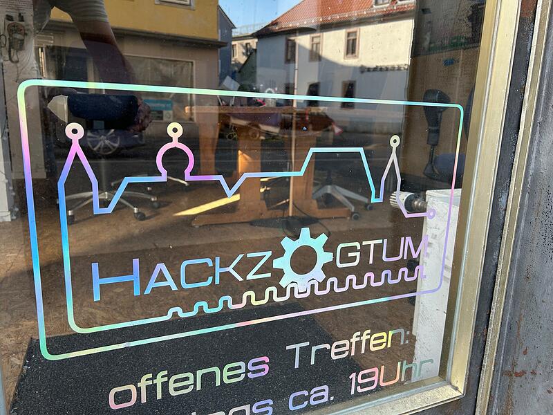 Hinter dem Hackzogtum verbirgt sich ein Verein f&uuml;r Technikinteressierte in Coburg. Ihr Logo beweist, dass sie aber nicht nur viel online unterwegs sind, sondern auch die reelle Welt (mit Veste!) sehr zu sch&auml;tzen wissen.