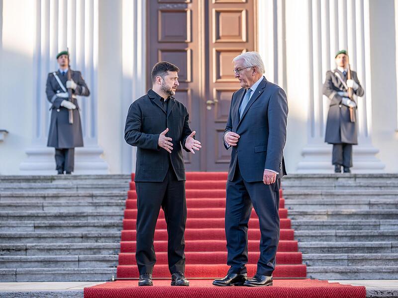 Zwei Tage lang wurde in Berlin &uuml;ber einen m&ouml;glichen Frieden in der Ukraine beraten. Bundespr&auml;sident Frank-Walter Steinmeier (rechts) empfing Wolodymyr Selenskyj, Pr&auml;sident der Ukraine, im Schloss Bellevue.