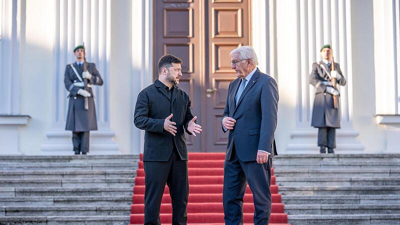 Zwei Tage lang wurde in Berlin &uuml;ber einen m&ouml;glichen Frieden in der Ukraine beraten. Bundespr&auml;sident Frank-Walter Steinmeier (rechts) empfing Wolodymyr Selenskyj, Pr&auml;sident der Ukraine, im Schloss Bellevue.