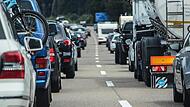 Zwei Verkehrsrowdys rauschten während eines Einsatzes durch die Rettungsgasse. Symbolbild: Rettungsgasse