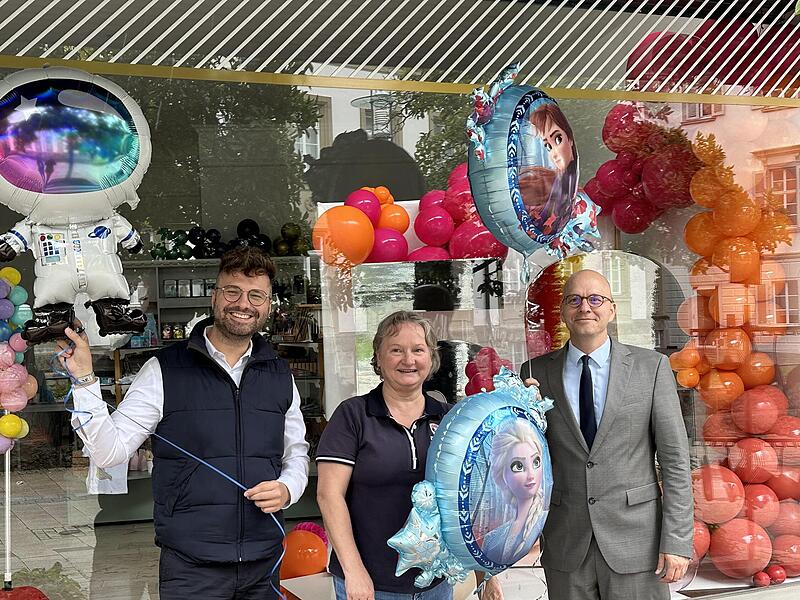 Seit 2023 in der Martin-Luther-Stra&szlig;e: Das Gesch&auml;ft Ballon Engel. Im Bild (von links) Christina Engel, Sebastian M. B&uuml;nner und OB Dirk Vogel.