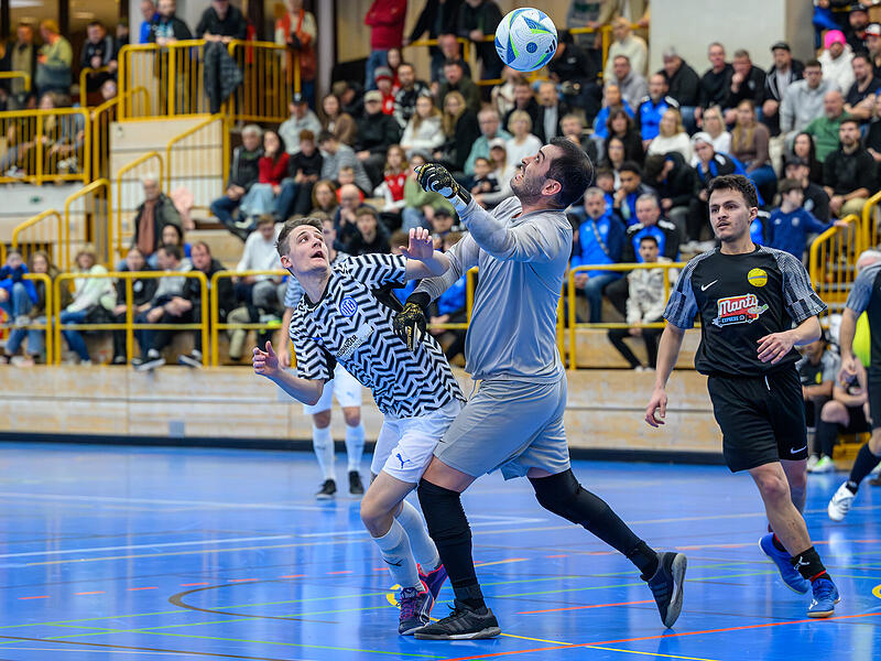 Im Duell mit dem SC Herzogenaurach mit Torwart Ali &Uuml;nsal hatten Chris Dittmar (links) und der FC Herzogenaurach noch die Nase vorne. Im Finale gegen "das adi" war allerdings nichts zu holen.