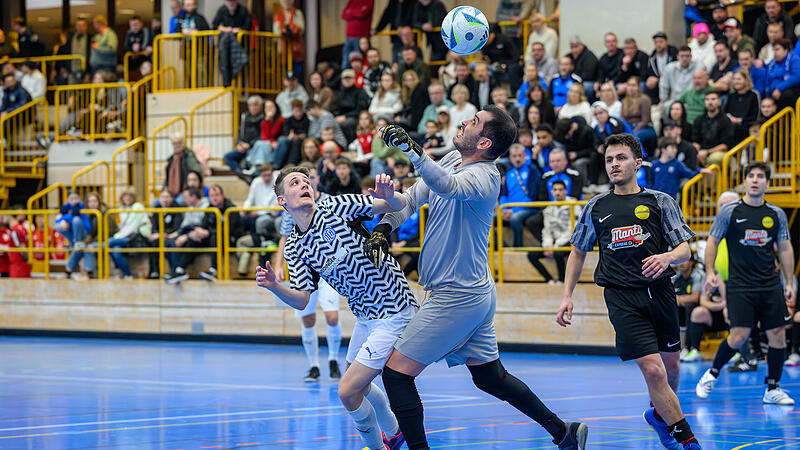 Im Duell mit dem SC Herzogenaurach mit Torwart Ali &Uuml;nsal hatten Chris Dittmar (links) und der FC Herzogenaurach noch die Nase vorne. Im Finale gegen "das adi" war allerdings nichts zu holen.