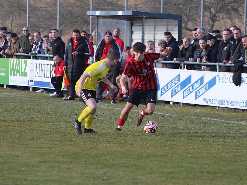 Weilersbachs Adrian Amon (re.) ist einer der jungen Wilden im Team und traf im Derby gegen Kirchehrenbach zum 2:0 für sein Team.Forchheim & Fränkische Schweiz Weilersbachs Adrian Amon (re.) ist einer der jungen Wilden im Team und traf im Derby gegen Kirchehrenbach zum 2:0 für sein Team.Forchheim & Fränkische Schweiz