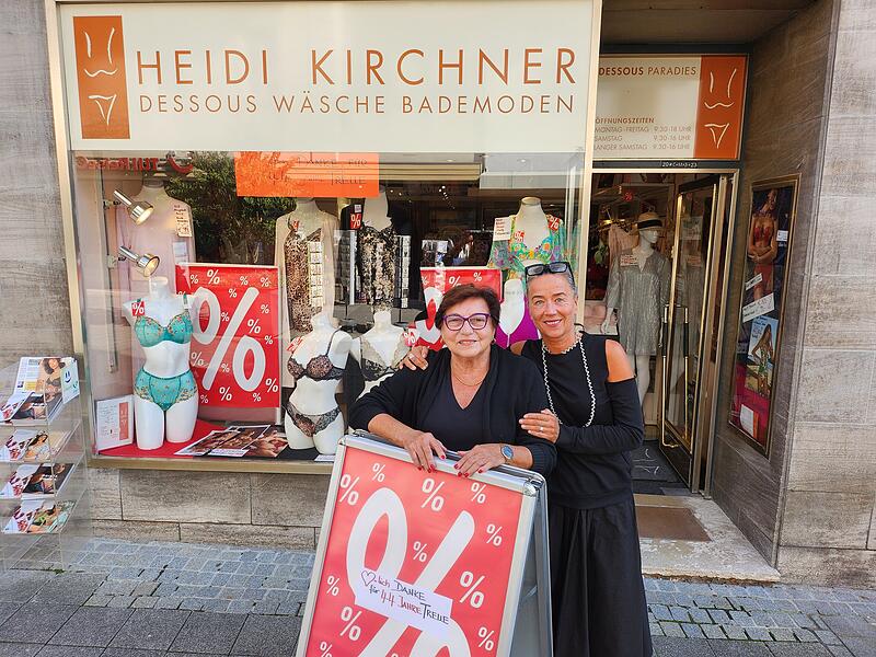 Nach 44 Jahren wird Heidi Kirchners Gesch&auml;ft f&uuml;r H&uuml;bsches f&uuml;r drunter aus dem Stadtbild verschwinden. Die Kundinnen reagieren geschockt, erz&auml;hlen Inhaberin Heidi Kirchner (links) und Angestellte Kerstin Fehr.