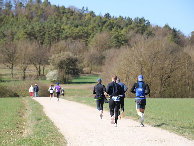 Strahlender Sonnenschein, aber nur niedrige Plusgrade erwartete die L&auml;ufer beim 19. Obermain-Marathon rund um Bad Staffelstein. Die Marathon-Strecke f&uuml;hrte wieder an den beiden Wahrzeichen der Kurstadt, dem Kloster Banz und der Basilika Vierzehnheiligen vorbei.