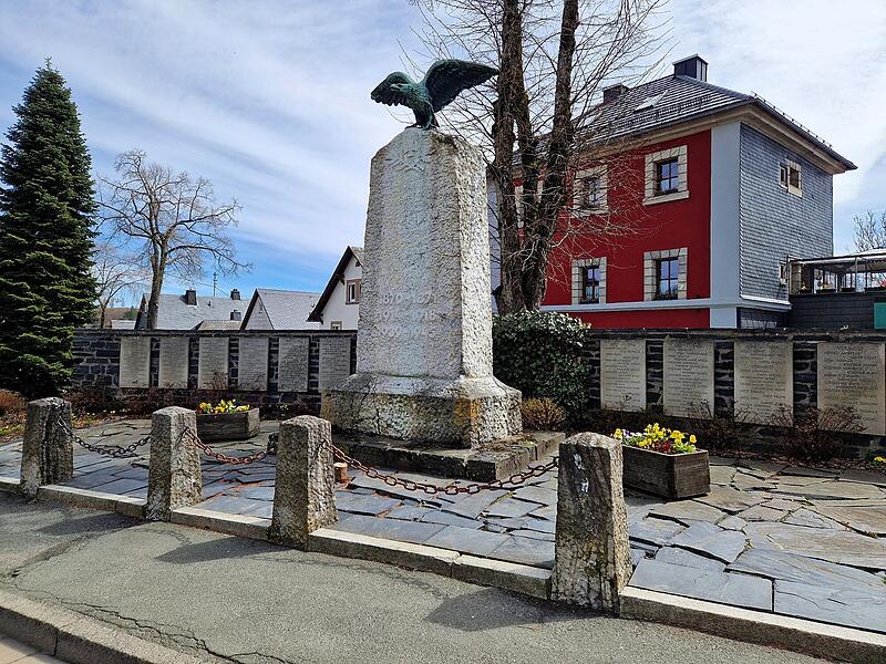 Das Kriegerdenkmal in Nordhalben bedarf einer gr&uuml;ndlichen Reinigung.
