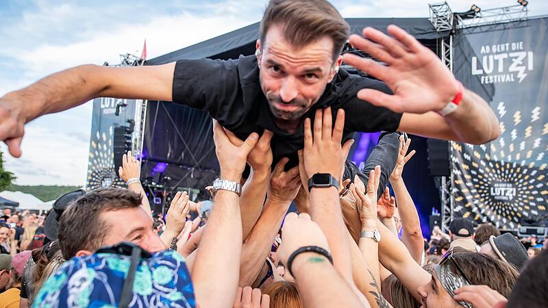 Crowdsurfing: Der Schlagzeuger der Punkband &bdquo;Montreal&ldquo; l&auml;sst sich beim Festival &bdquo;ab geht die Lutzi!&ldquo; in Rottershausen &uuml;ber das Gel&auml;nde tragen.