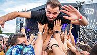 Crowdsurfing: Der Schlagzeuger der Punkband „Montreal“ lässt sich beim Festival „ab geht die Lutzi!“ in Rottershausen über das Gelände tragen.